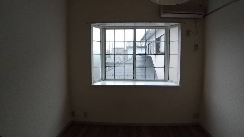 エアコン付きで出窓です