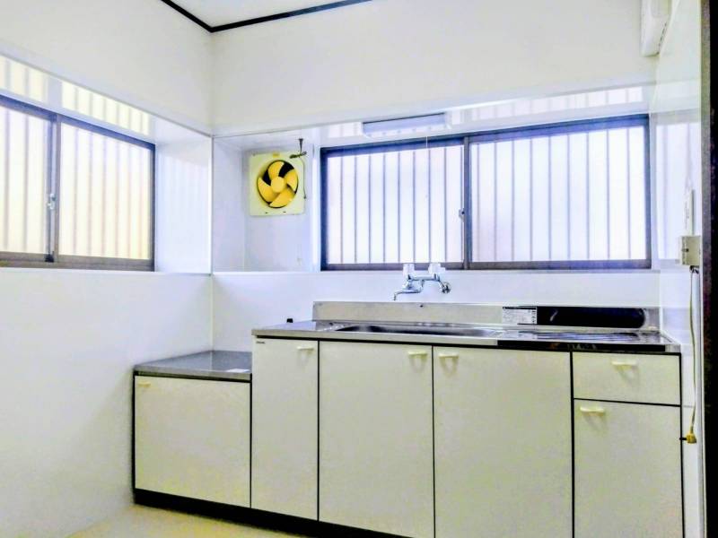 収納が多く、調理器具やストック品がすっきり収まります