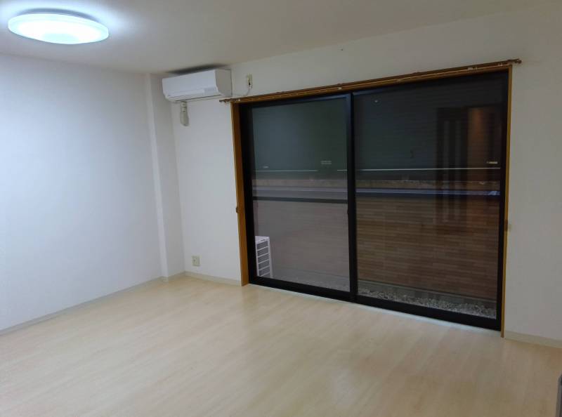 リビング扉を開けるとゆったりLDK♪安心シャッター付き