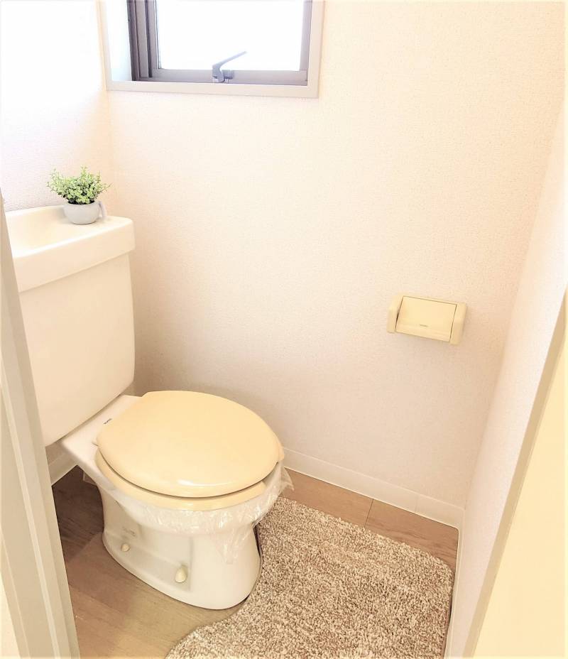 トイレ
トイレットペーパー設置台あります。