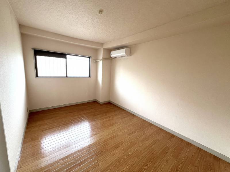 もう一つの洋室。エアコン付いています。