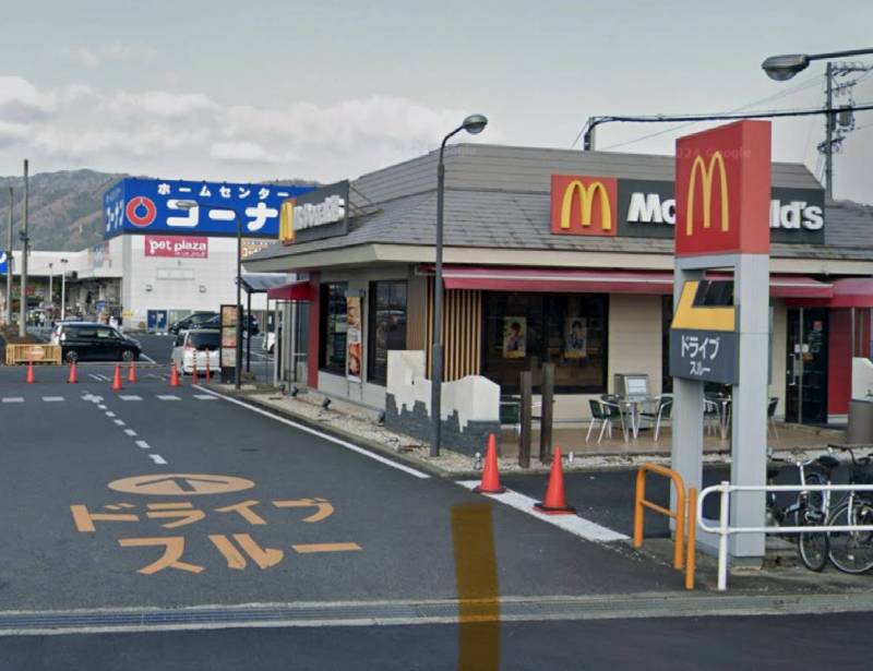 マクドナルドやホームセンターコーナンは車で2分ほど。