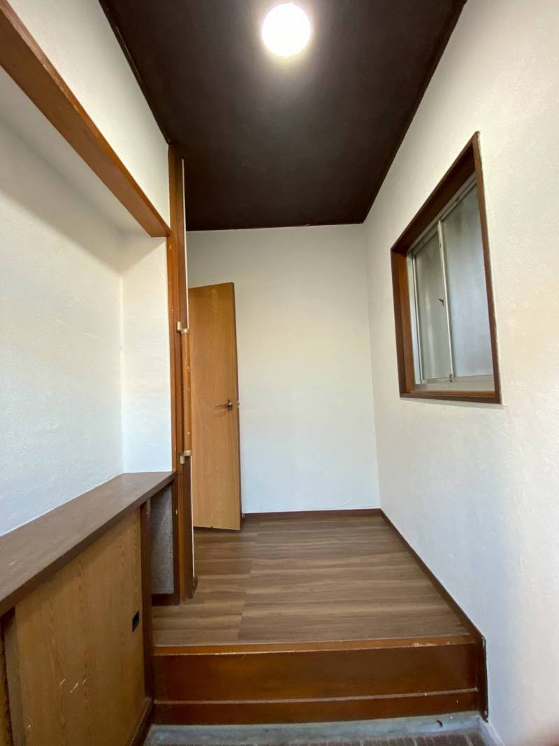 玄関、下駄箱あります