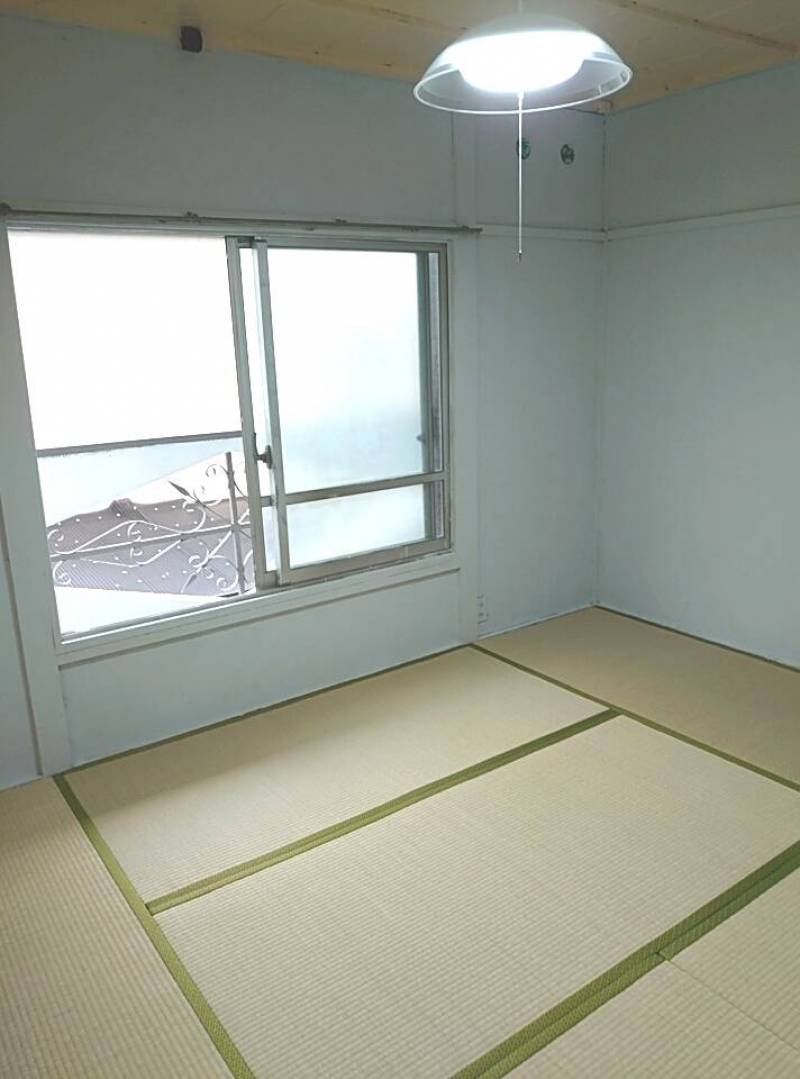 2階和室、全面修繕。隣ベランダ。