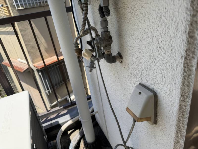 ベランダですが洗濯機は置けるように配電と給排水があります。