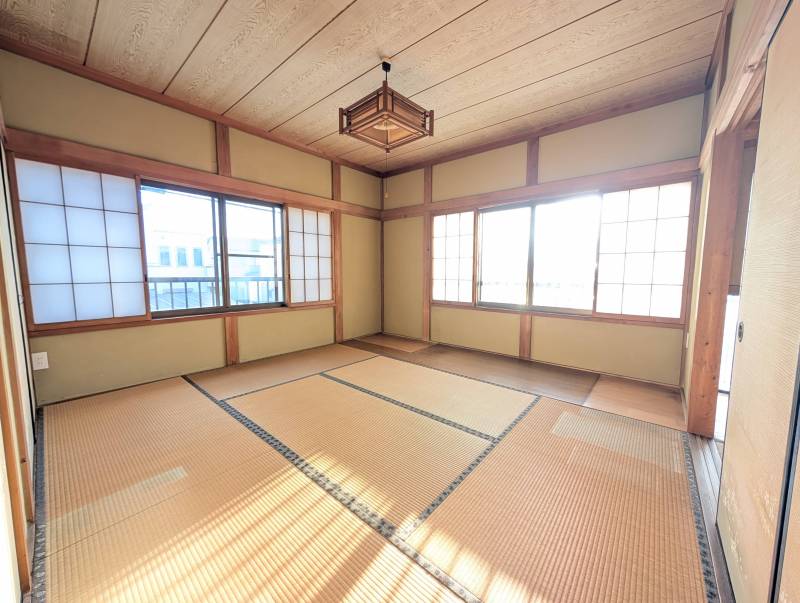 2階北の和室。東・北の二面採光で明るいです♪