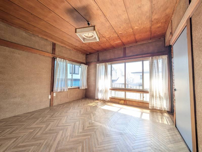 2階南の洋室。独立したお部屋で、仕事や趣味に集中できます♪