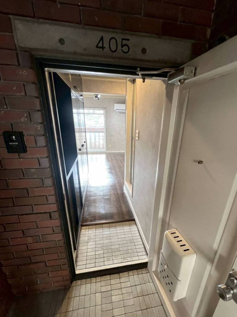 タイル貼りの高級感のある玄関