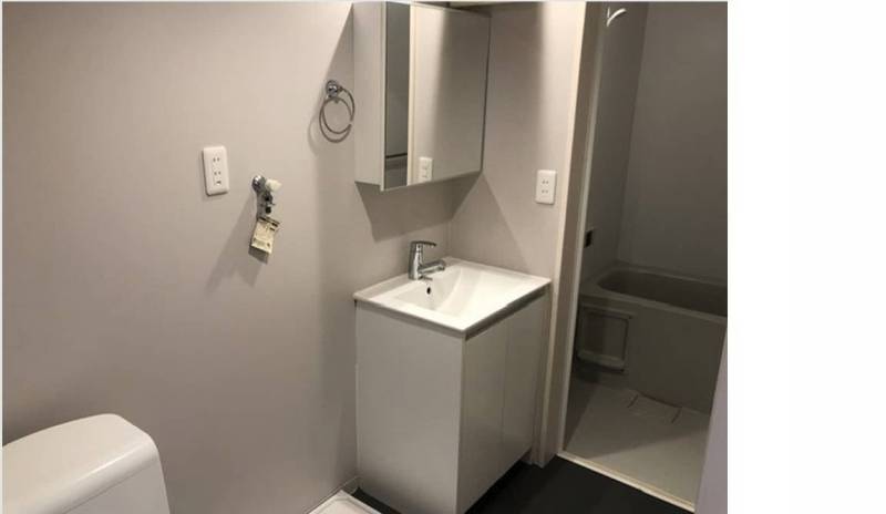 独立洗面台です。
鏡裏に収納があります。