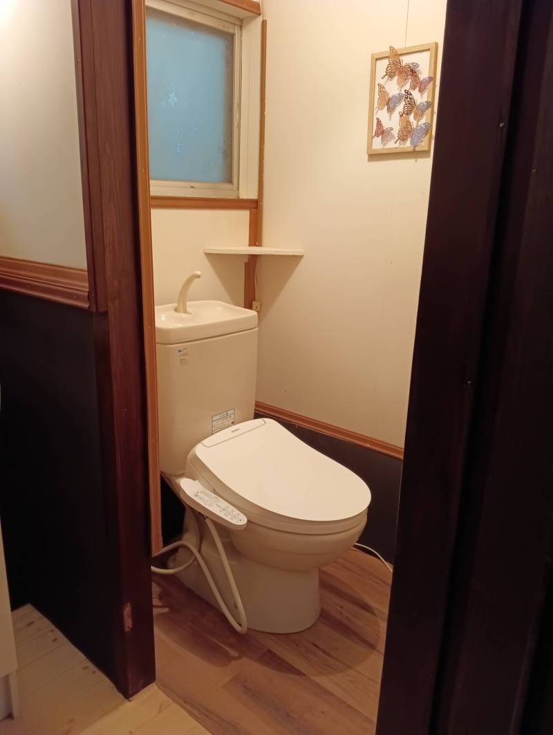 洋式トイレと独立洗面台♪