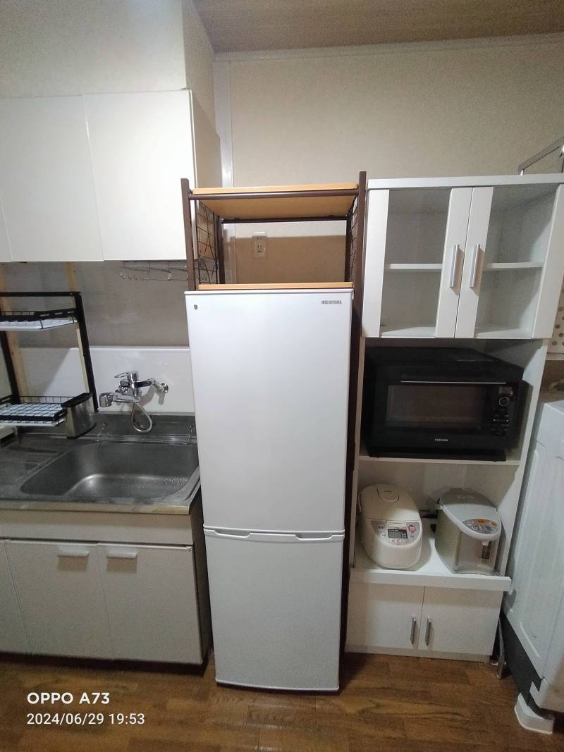 写真は
別な部屋のものです。
冷蔵庫は、168Lと容量大