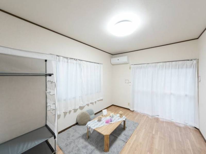 レースカーテン、ハンガーラック等備え付け♪