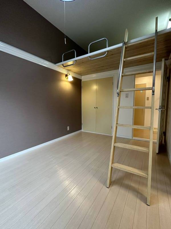 シックなアクセントクロス、ロフトが使える洋室②