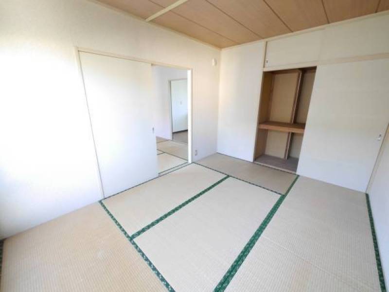 和室。右側の和室から入ります。