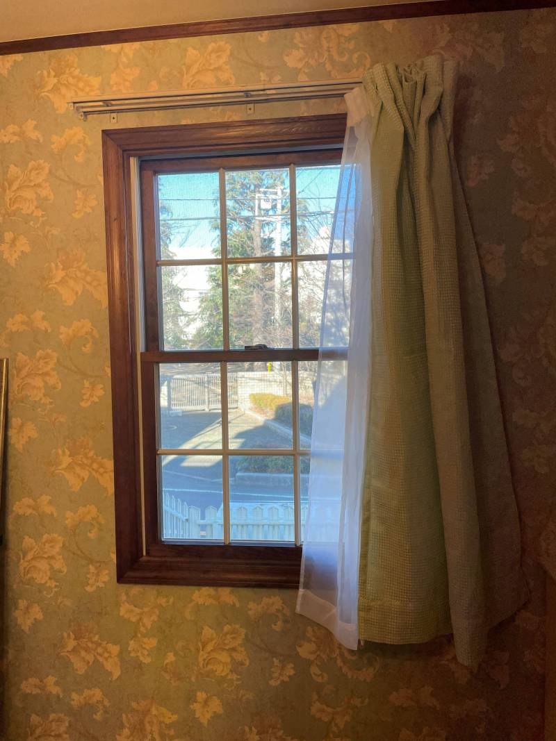 窓からの景色
建物正面に高校があります