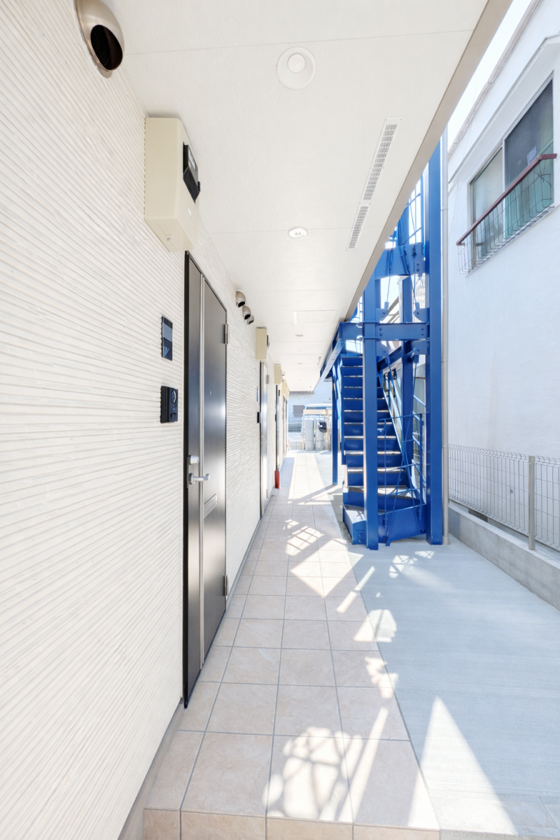 アパートのエントランスです。階段が青いです。