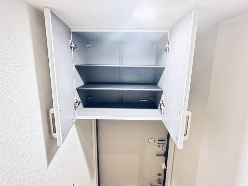 上部設置でスペースを取らない大容量のシューズBOX