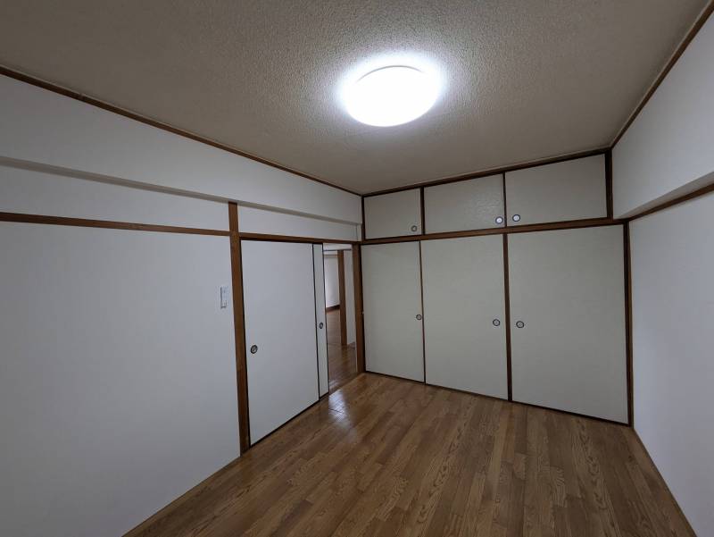 収納力バッチリの大きな押入れがあります。