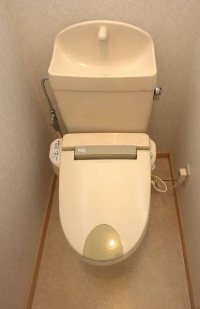 トイレ、温水洗浄便座付き。