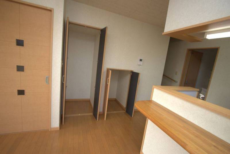 １階LDKの収納庫、便利です。