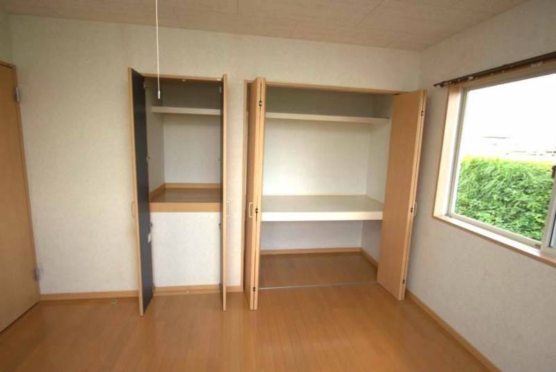 ２階道路側居室大きな収納庫です。