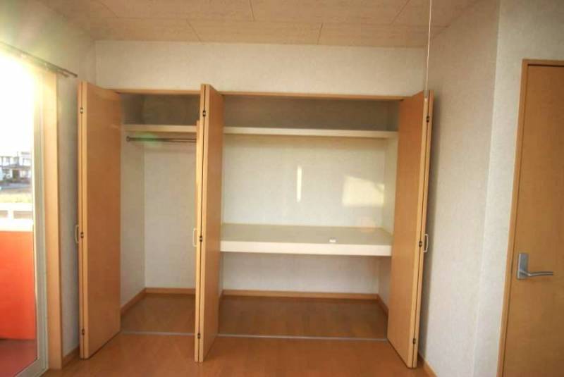 ２階バルコニー側居室大きな収納庫あります。
