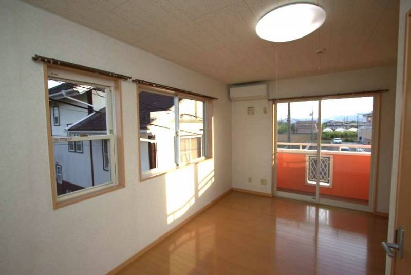 ２階バルコニー側居室２面窓です。