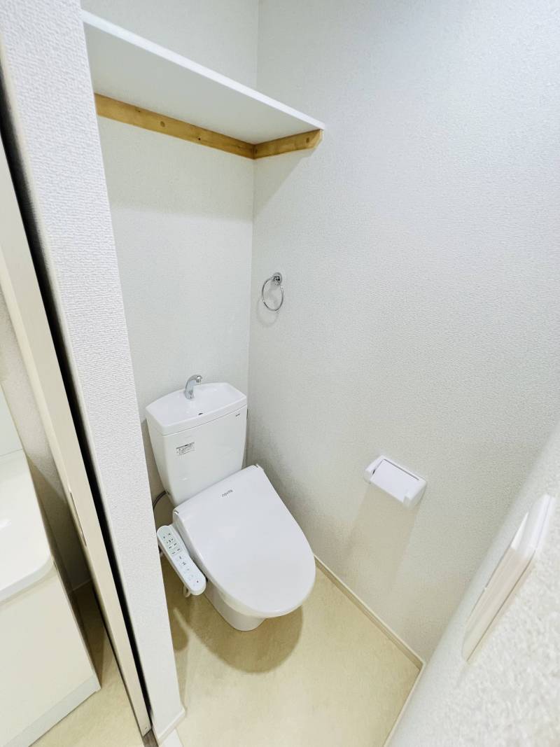 棚付き温水清浄トイレ