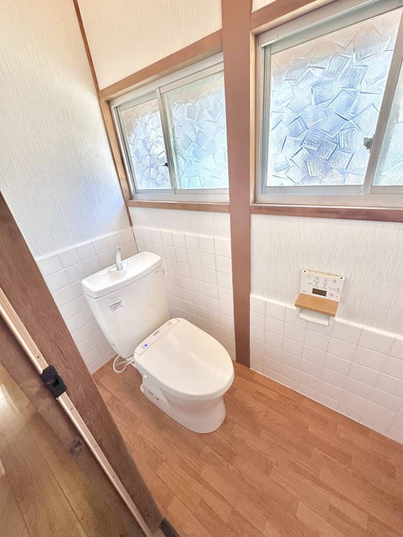 温水洗浄便座。スペースも広いです。