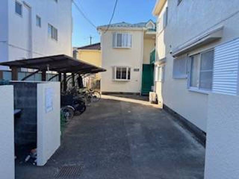 敷地内通路。ゴミ集積場、駐輪場、バイク置場、駐車場1台