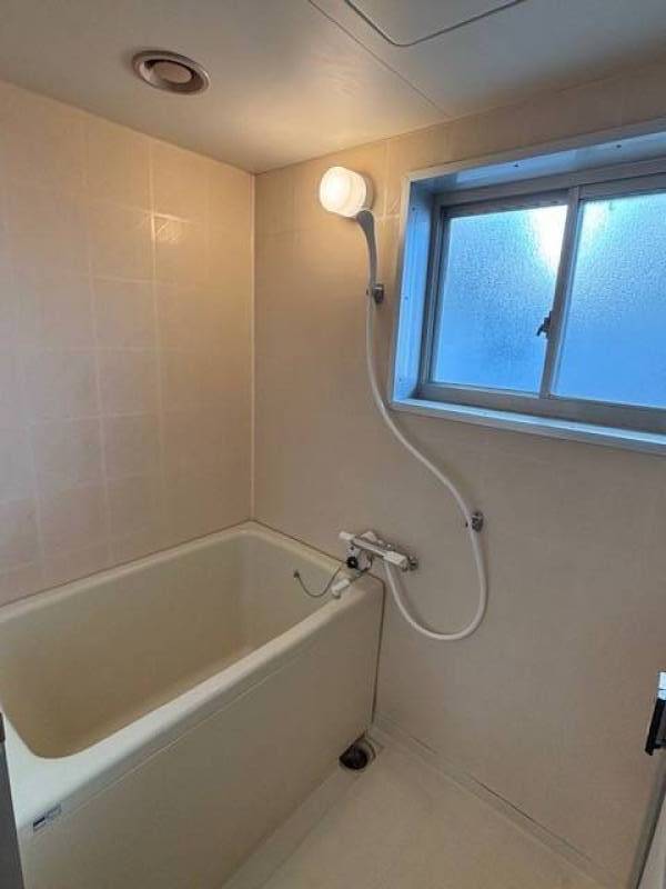 ユニットバス♪窓が明るく、湿気対策にも効き目抜群♪