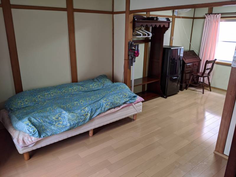 化粧鏡台や、シングルベットが付いています