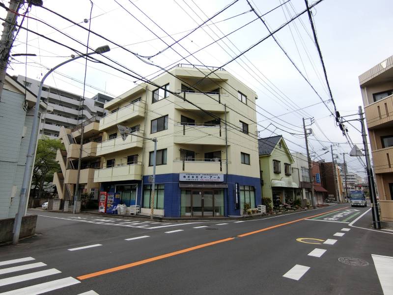アサヒ飲料自販機　東南角地　バス通り　マンション街