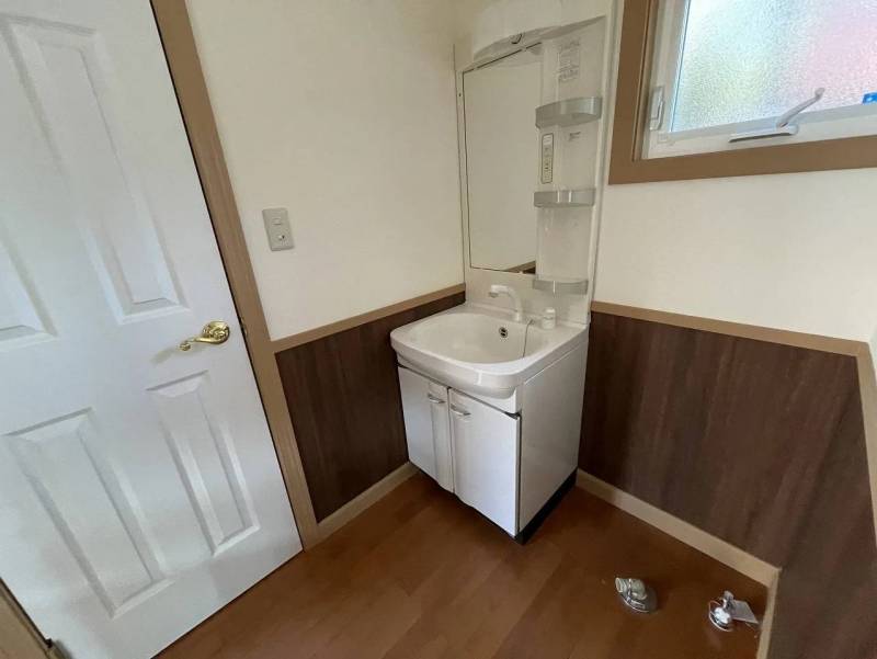 洗髪洗面化粧台とトイレのドア