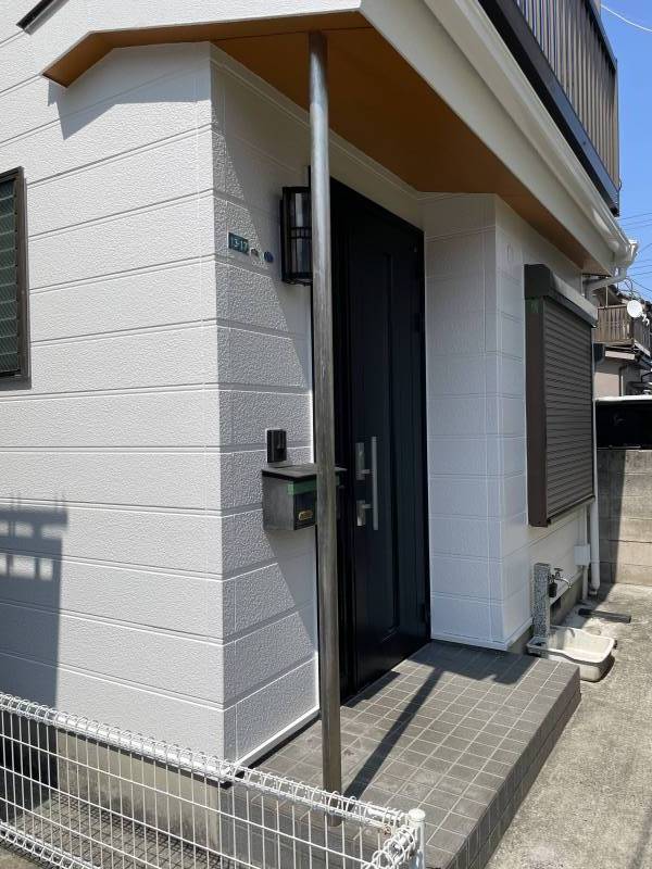 玄関(塗装前の写真)