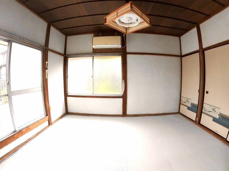 収納豊富。テーブルは高さ調整可能で椅子とセットで使用可能