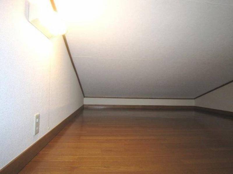 寝室にも収納にも出来る広々ロフト付き♪