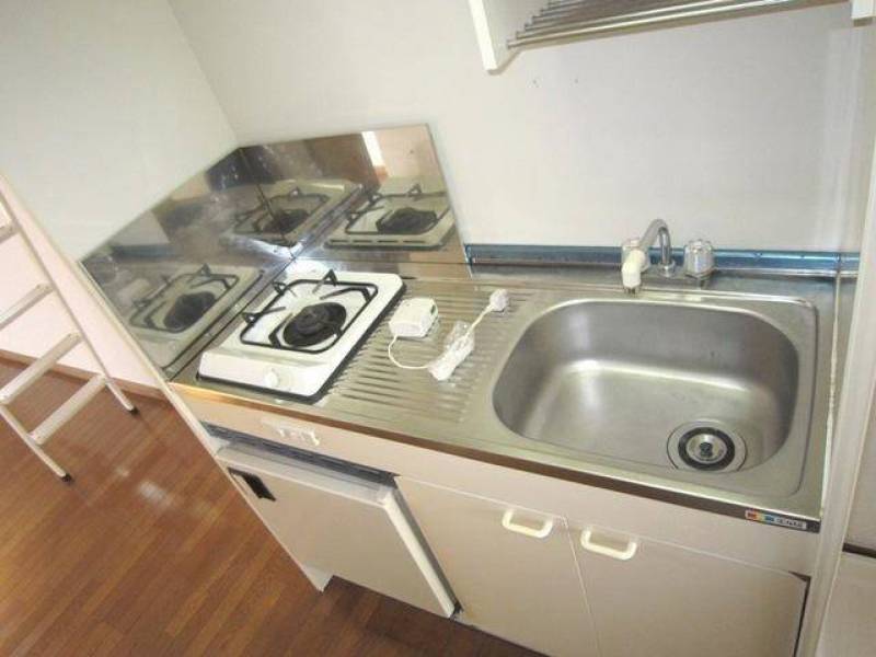 シンプルな1口ガスコンロ付♪調理スペースもございます♪