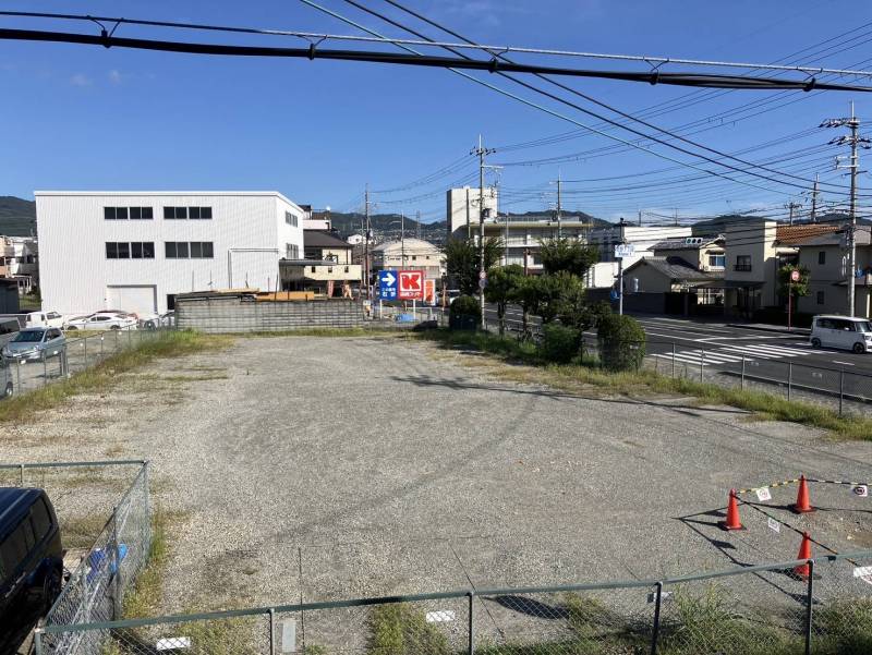向かいは駐車場で明るいです