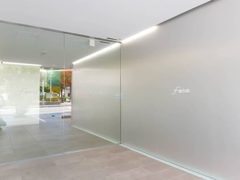 シンプルなデザインのエントランス