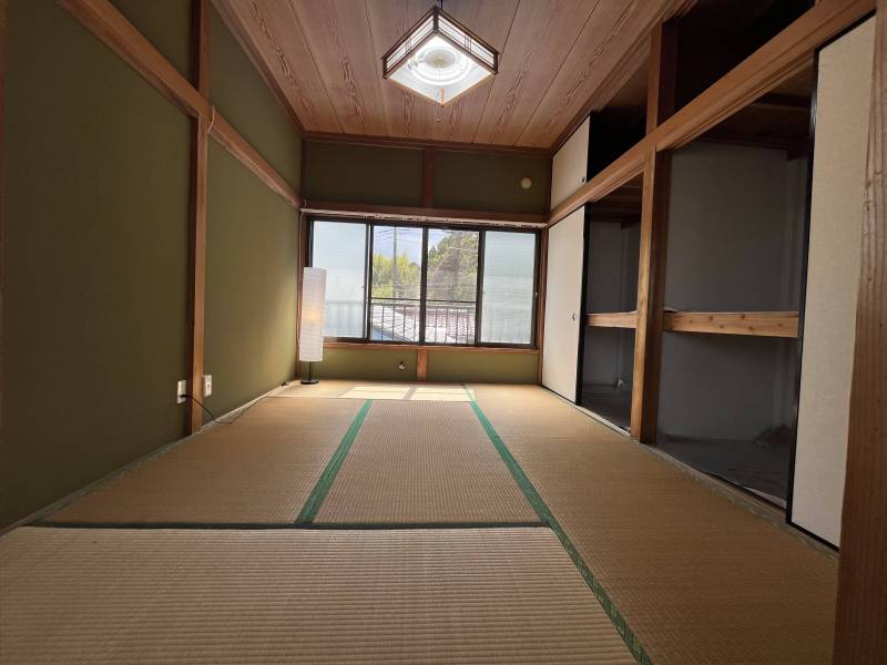 大収納あり、落ち着いた和室