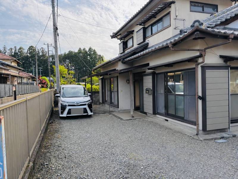 南向きで日当たり良好。広い庭と軒があり洗濯も干しやすい。