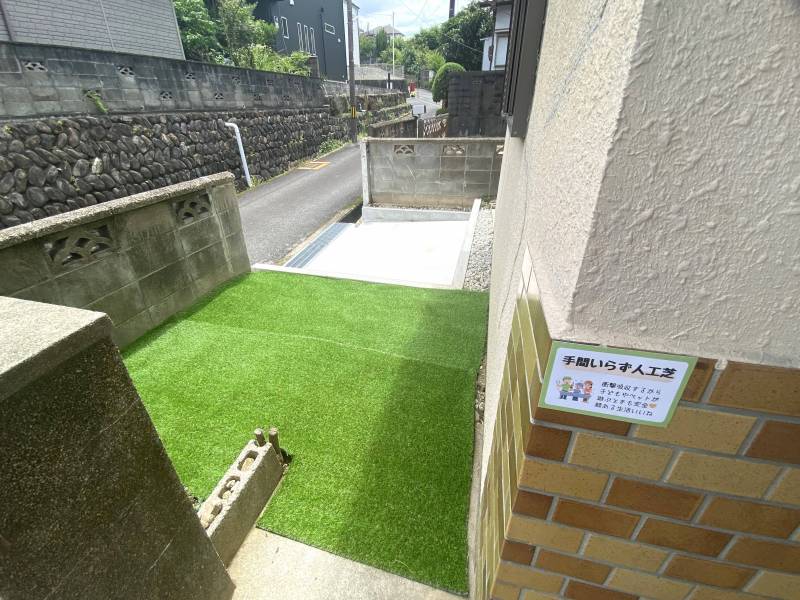 【軽自動車を駐車できる駐車場は青々とした庭付き】