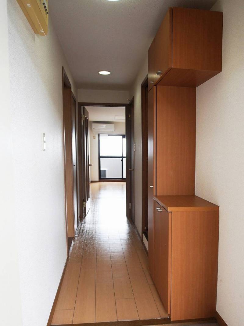 玄関、収納が多い。鍵など置くと忘れ物がありません。