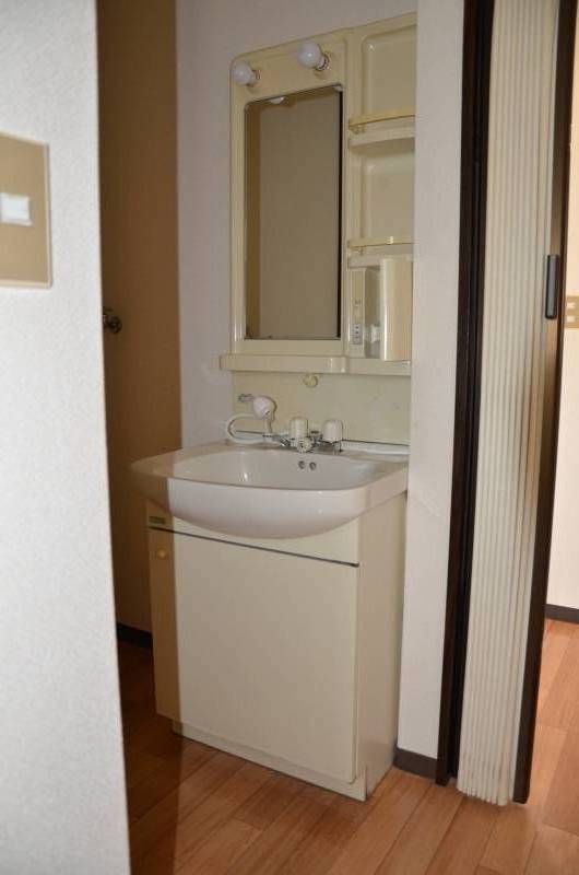 鏡付き混合水栓洗面台。下に収納ボックスあり

