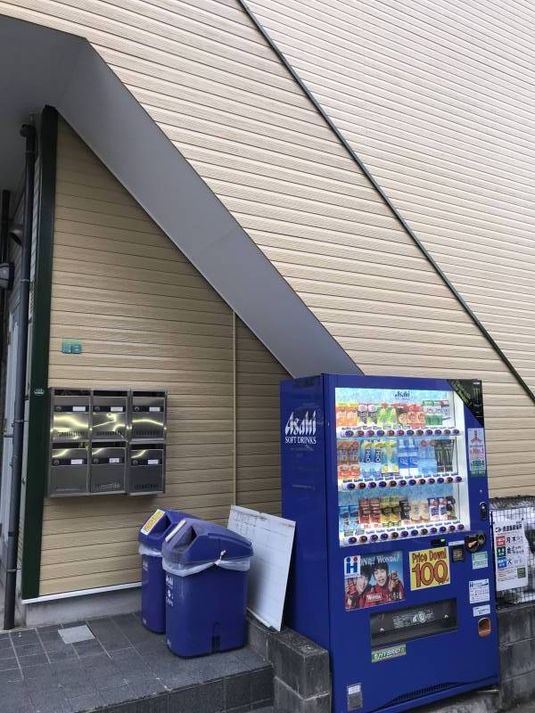 敷地内に自販機があり便利。朝は駅までコーヒータイムです。