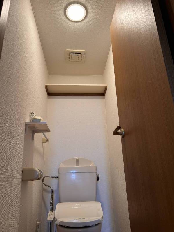 トイレに棚付き！