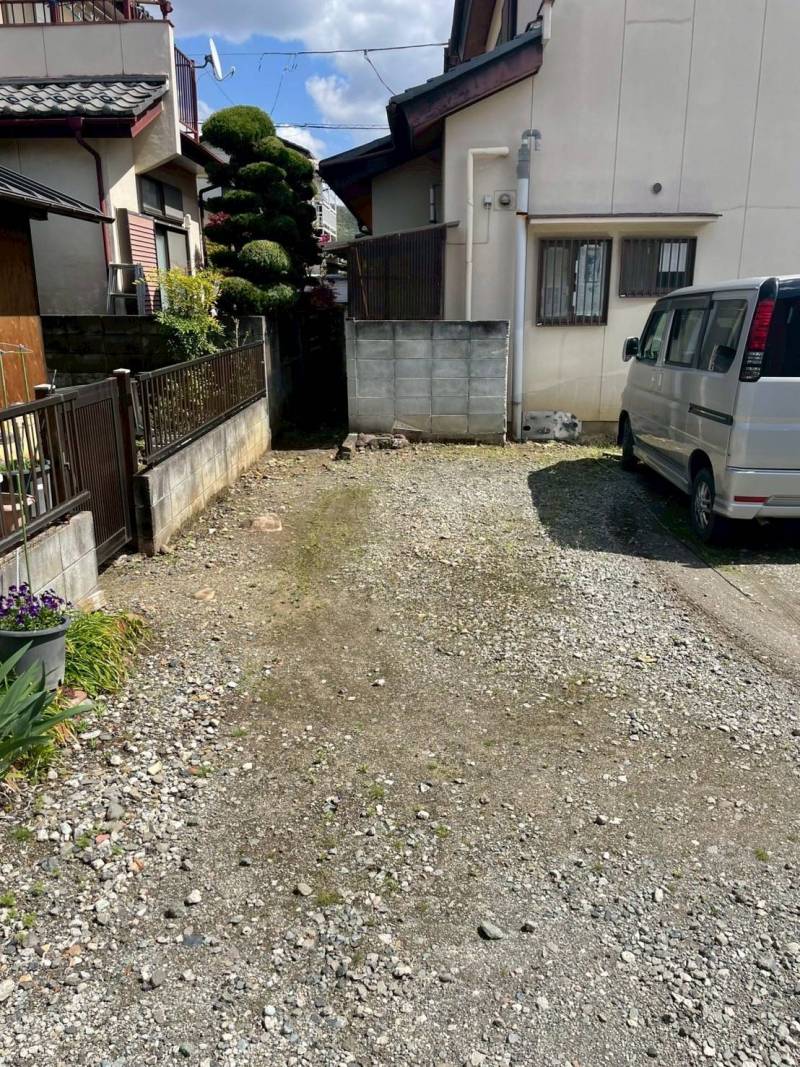 駐車場です。ワゴン車も問題なく駐車できます。