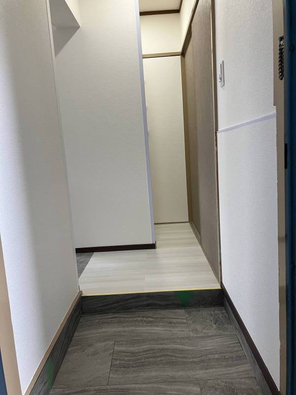 玄関、奥はシュウズクロゼット