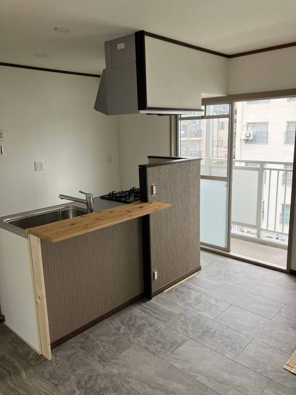 カウンターキッチンを
アイランド型に配置